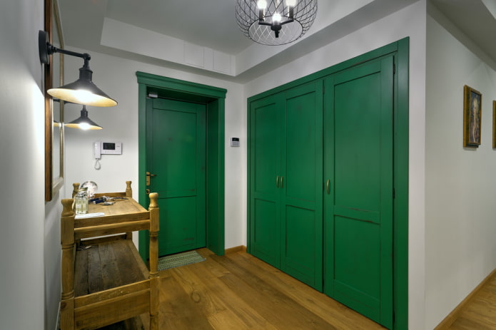 combinatie van deuren met de vloer in het interieur van de gang