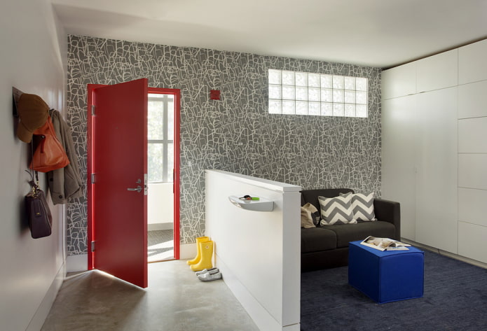 rode deur in het interieur van de gang