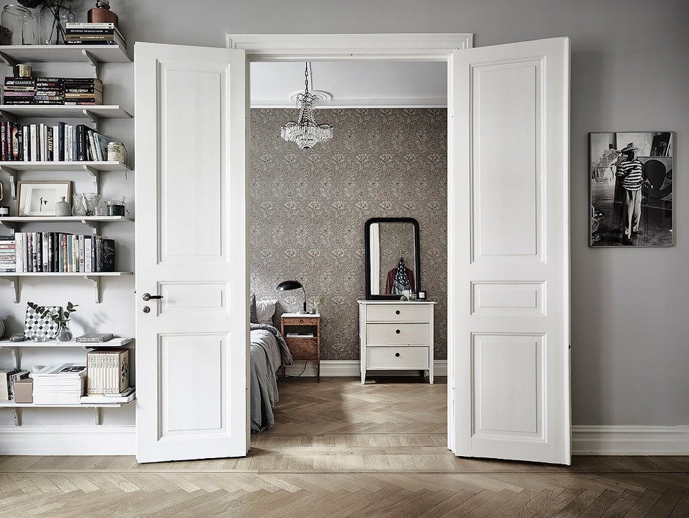 witte deuren naar de slaapkamer
