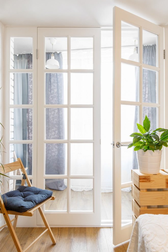 Witte deur met glasinzetstukken