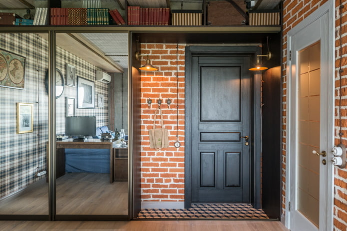 voordeur in de hal in loftstijl