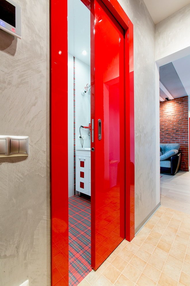 rode deuren in het interieur in loftstijl