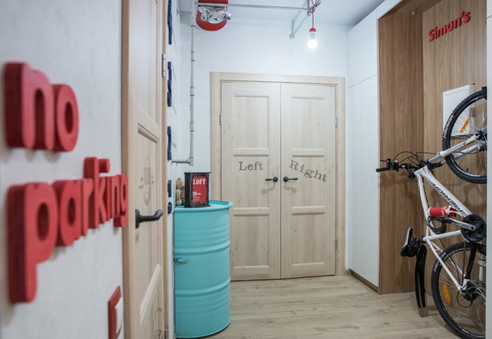 deuren met inscripties in het interieur in loftstijl