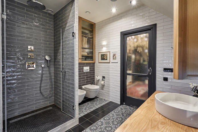 deur in het interieur van de badkamer in loftstijl