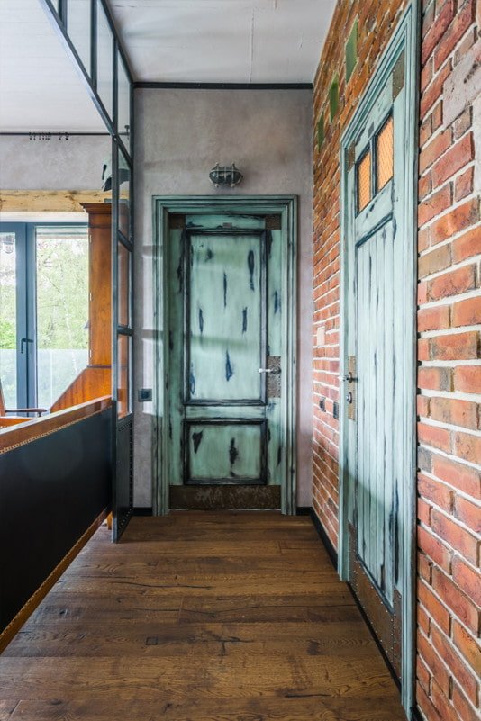 verouderde deuren in het interieur in de loftstijl
