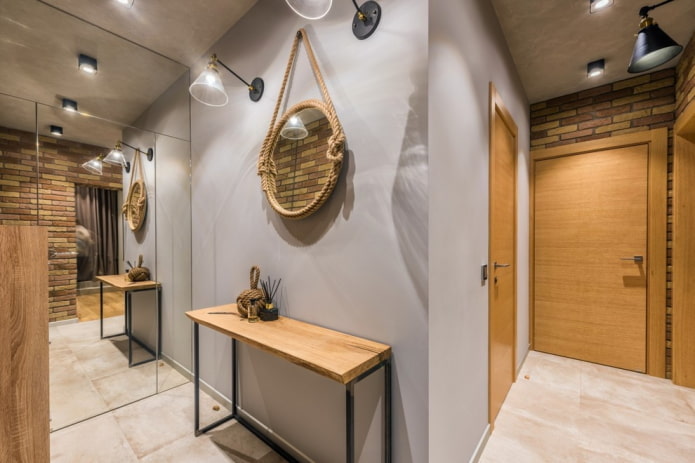 houten deuren in de gang in loftstijl