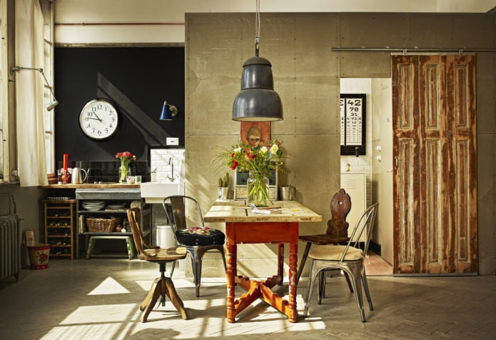 deuren in het interieur van de keuken in loftstijl
