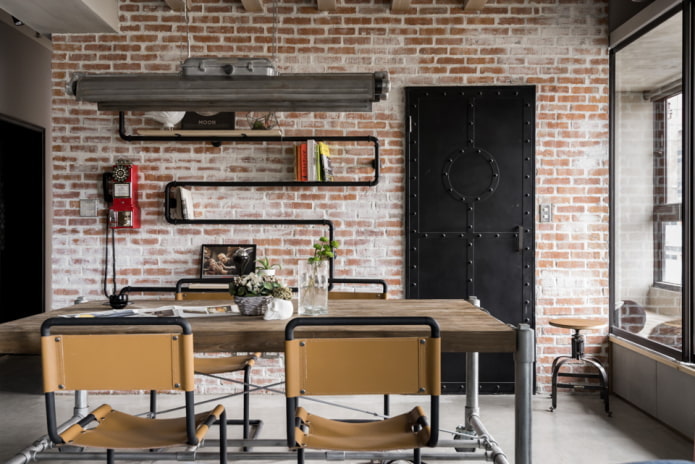 deur met smeedwerk aan de binnenkant in de loft-stijl