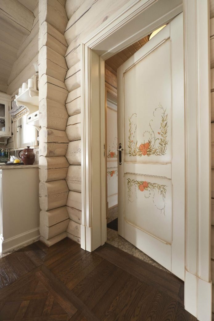geschilderde deuren in het interieur in Proven?aalse stijl