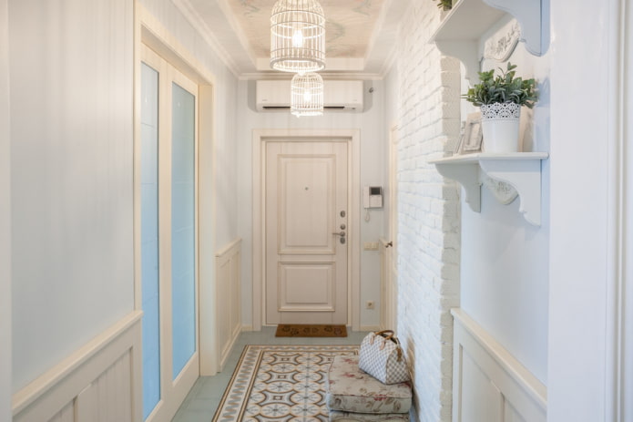 verlichting in het interieur van de gang in Proven?aalse stijl