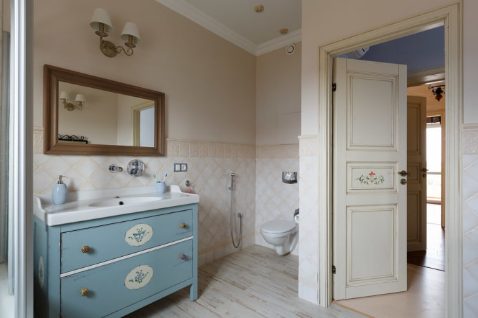 geschilderde deuren in de badkamer in Proven?aalse stijl