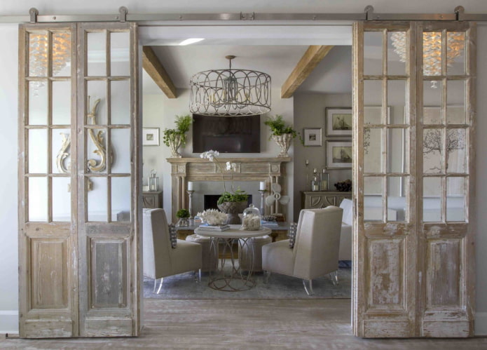 geborstelde deuren in het interieur in Proven?aalse stijl