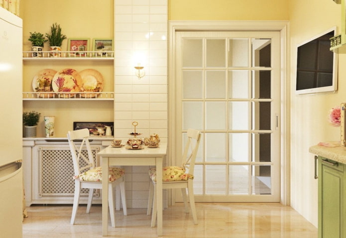 deuren in het interieur van de keuken in Proven?aalse stijl