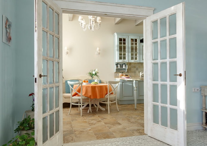 deuren in het interieur van de keuken in Proven?aalse stijl