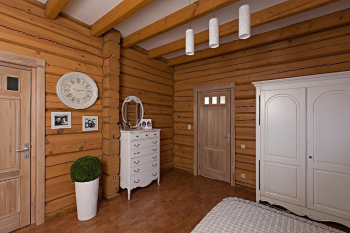 houten deuren in de slaapkamer in Proven?aalse stijl