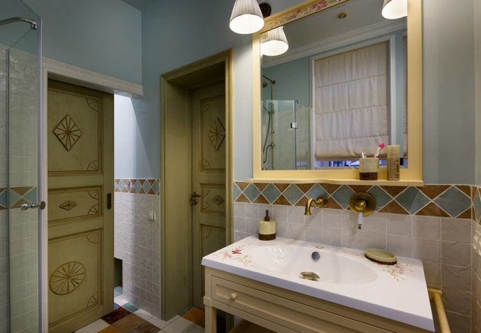 deuren in het interieur van de badkamer in Proven?aalse stijl