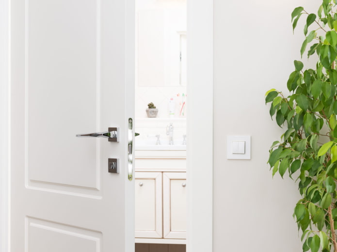 witte deur in de badkamer