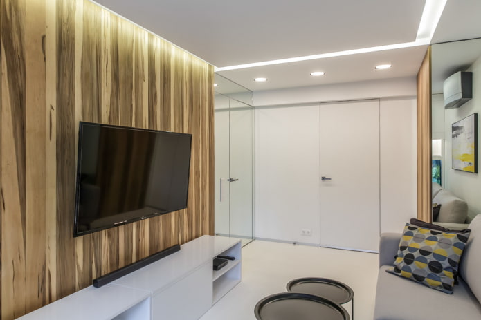 witte deuren in het interieur van de woonkamer