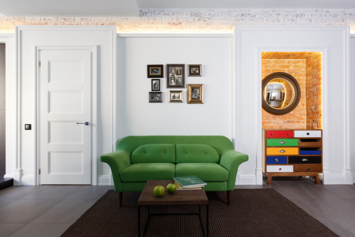 witte deuren in het interieur van de woonkamer