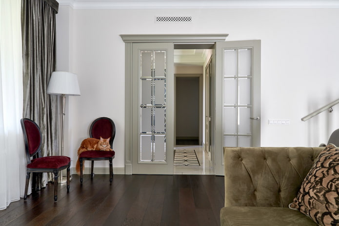 grijze deuren in het interieur van de woonkamer