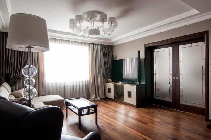 wenge-kleurige deuren in het interieur van de woonkamer