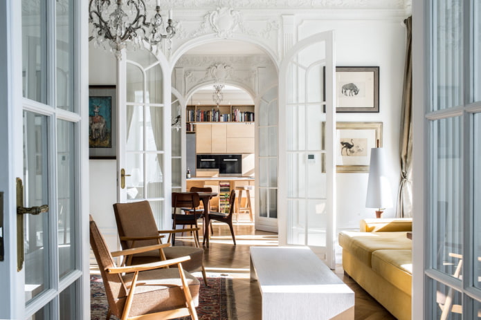 gebogen deuren in het interieur van de woonkamer