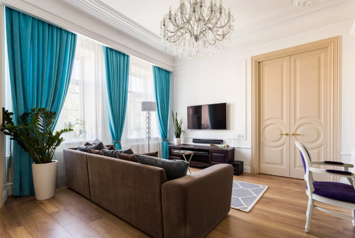 beige deuren in het interieur van de woonkamer