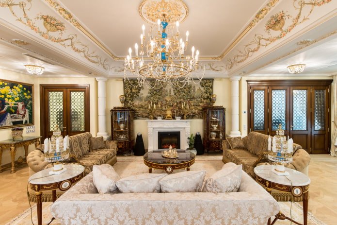 deuren in het interieur van de woonkamer in een klassieke stijl