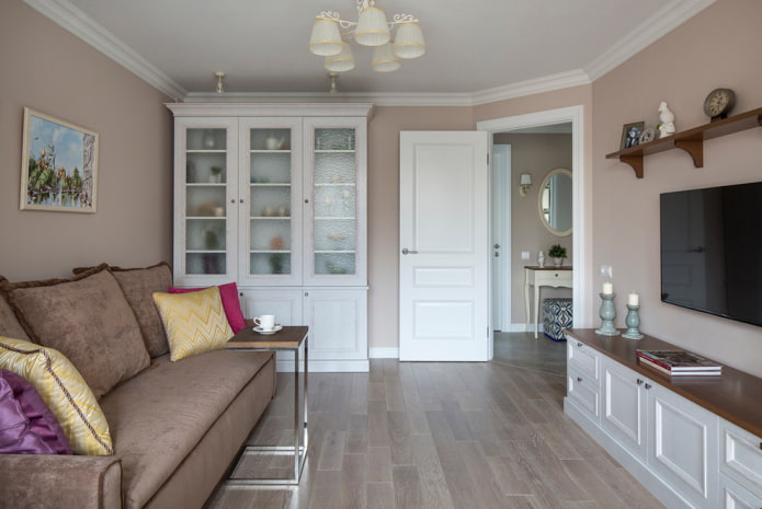 houten deur in het interieur van de woonkamer