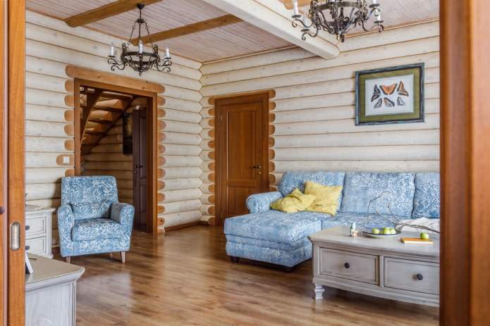 bruine deuren in het interieur van de woonkamer