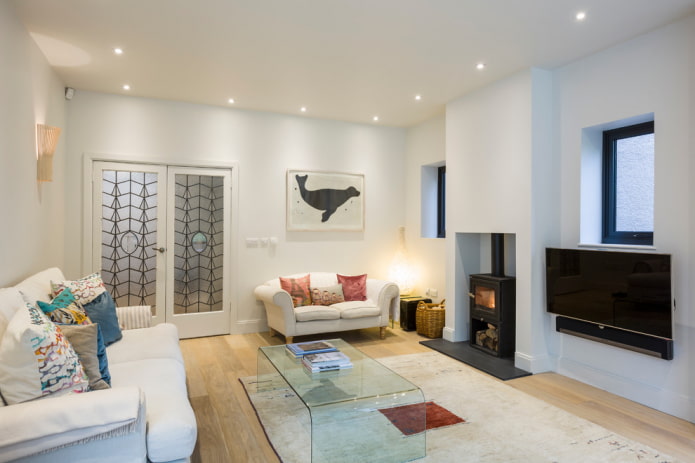 deuren met glas-in-lood in het interieur van de woonkamer