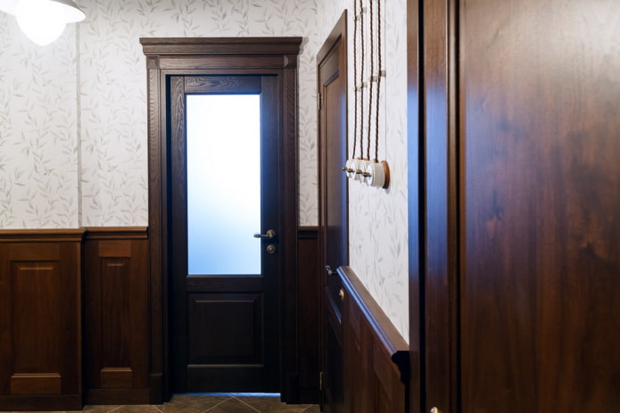 wengekleurige deuren gecombineerd met behang in het interieur
