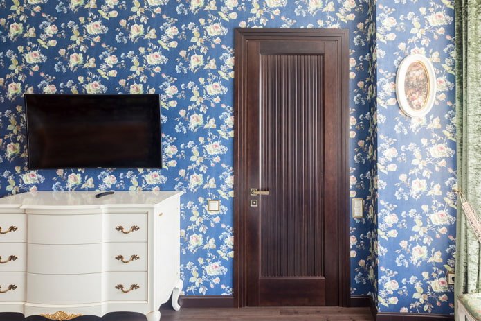 wengekleurige deuren gecombineerd met behang in het interieur
