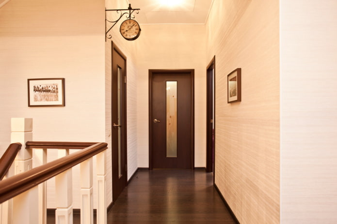 wengekleurige deuren in combinatie met de vloer in het interieur
