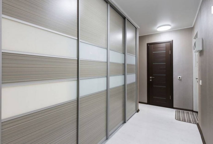 wengekleurige deuren gecombineerd met de vloer in het interieur