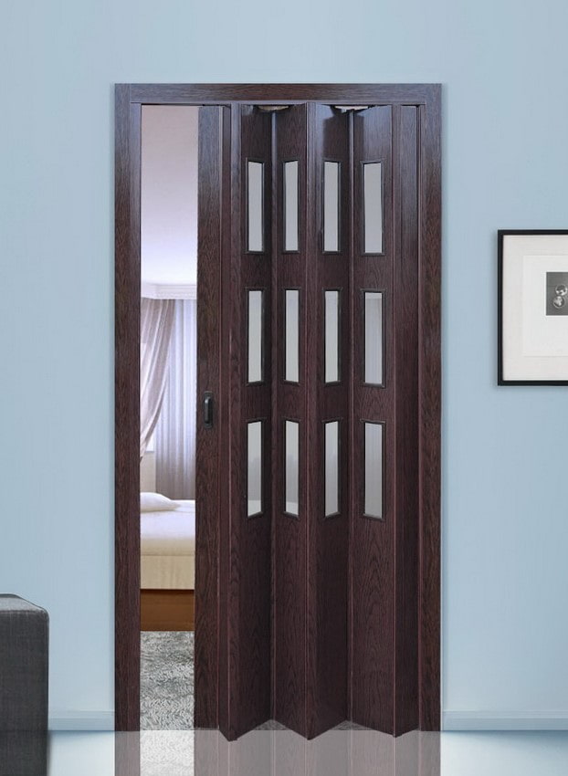 wengekleurige harmonicadeuren in het interieur