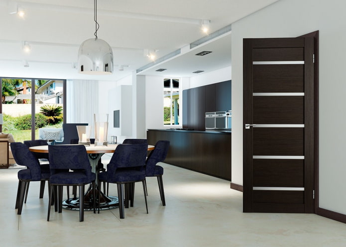 wenge-kleurige deuren in de keuken-eetkamer in een moderne stijl