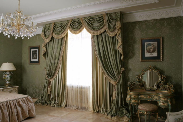 dubbele gordijnen in een klassiek interieur