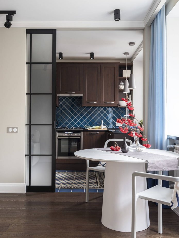 Ontwerp in de stijl van Chroesjtsjovka, 2 aangrenzende kamers - keuken en woonkamer