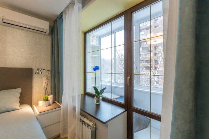 Slaapkamer in een kamer met een balkon