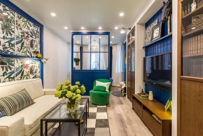 Woonkamer met een blauw scherm