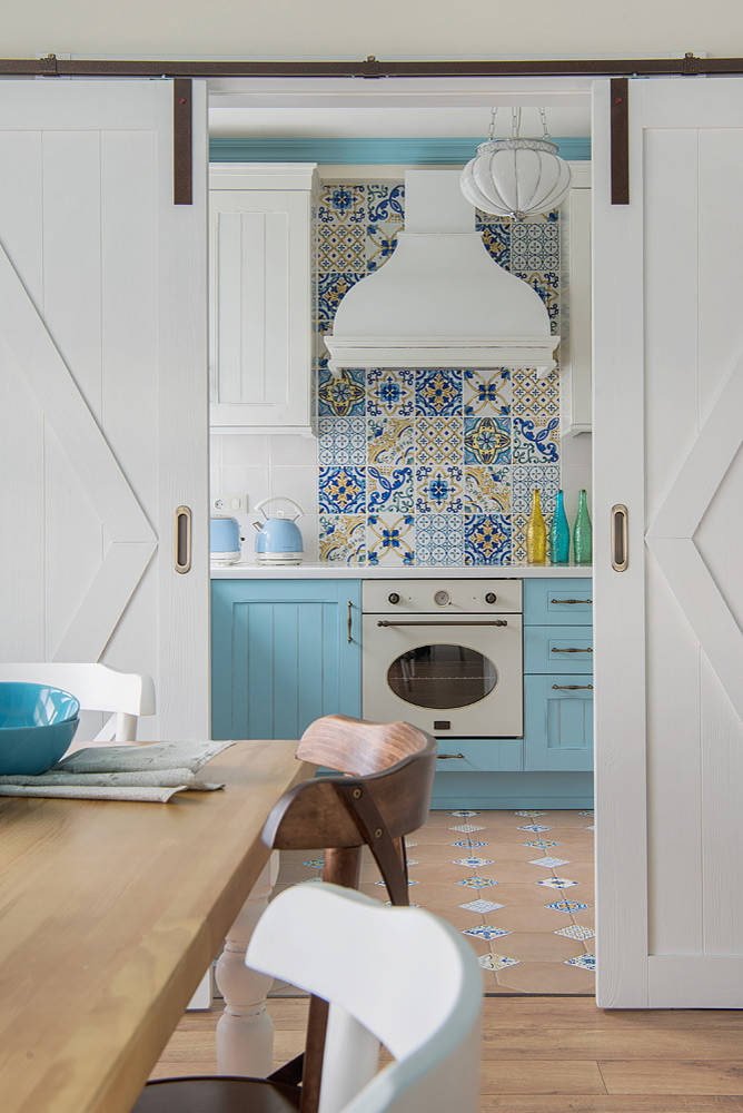 Blauwe keuken achter de deuren