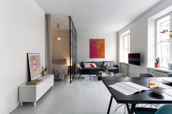 Witte plankenvloer in een Chroesjtsjov-studioappartement