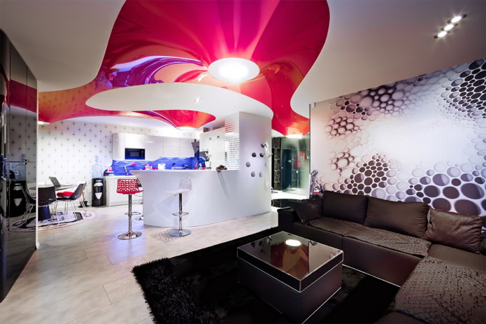 wit en roze spanplafond in het interieur