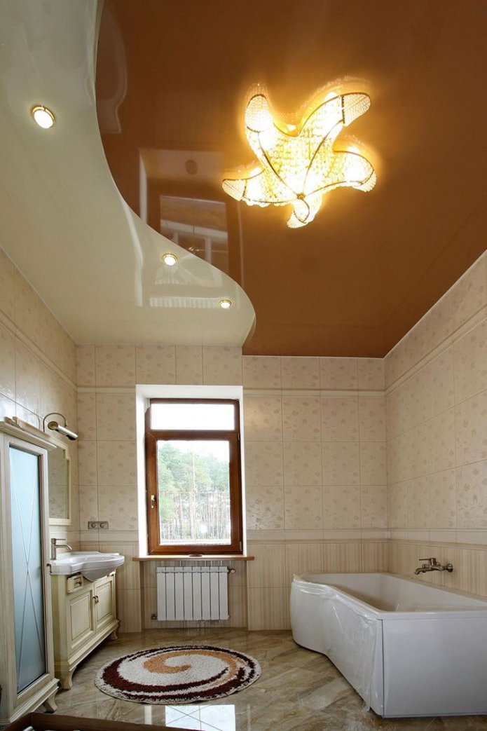 tweekleurig plafond in het interieur van de badkamer