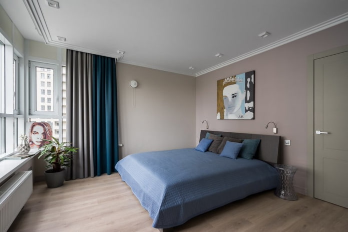 tweekleurige verduisteringsgordijnen in het interieur