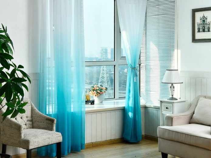 tweekleurige ombre-gordijnen in het interieur