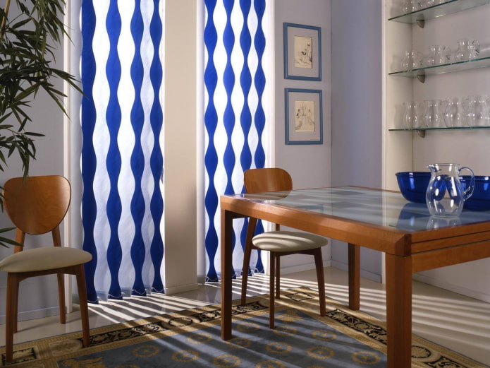 tweekleurige verticale jaloezie?n in het interieur