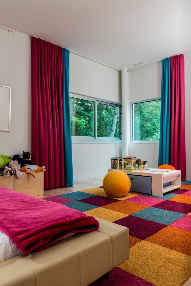 tweekleurige gordijnen in het interieur