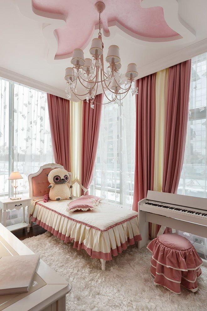 tweekleurige gordijnen in het interieur